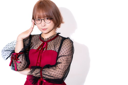 眼鏡に手を添えるパーティドレスの女性のポーズ集