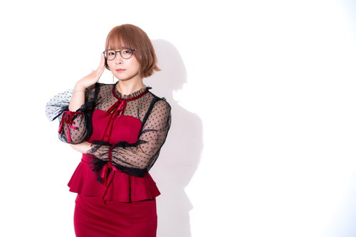 眼鏡をかけた赤いパーティードレスの女性ポーズ集