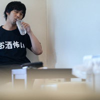 二日酔い対策には水分補給が重要な男性の体調管理の写真