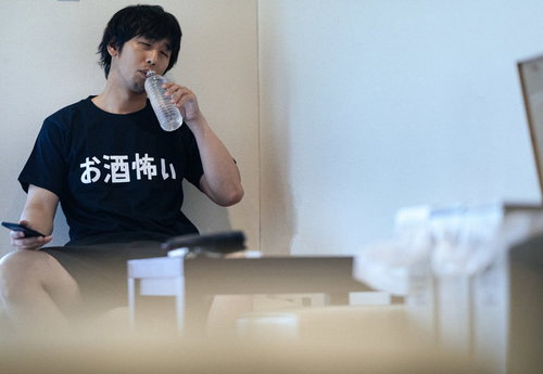 二日酔い対策には水分補給が重要な男性の体調管理