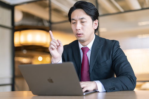 リモート会議中に「おぼろげながら浮かんできたんです。」と提案する偉い役職の人
