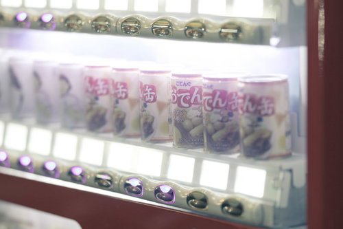 名物「おでん缶」の自動販売機