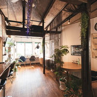 珈琲の麻袋が壁に飾られたカフェ店内の落ち着いた空間の写真