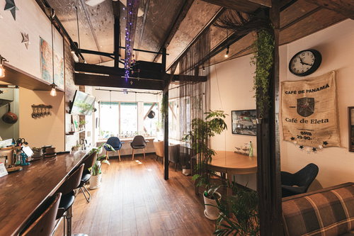 珈琲の麻袋が壁に飾られたカフェ店内の落ち着いた空間