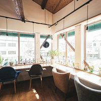 陽の光が入るカフェの窓辺席で過ごすくつろぎの時間の写真