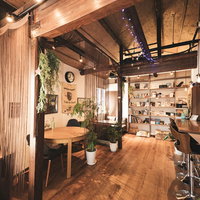 木目調の落ち着いた雰囲気のカフェ店内の写真