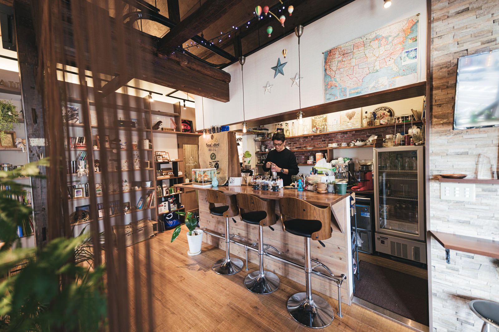 木目のカウンター席があるカフェの店内風景