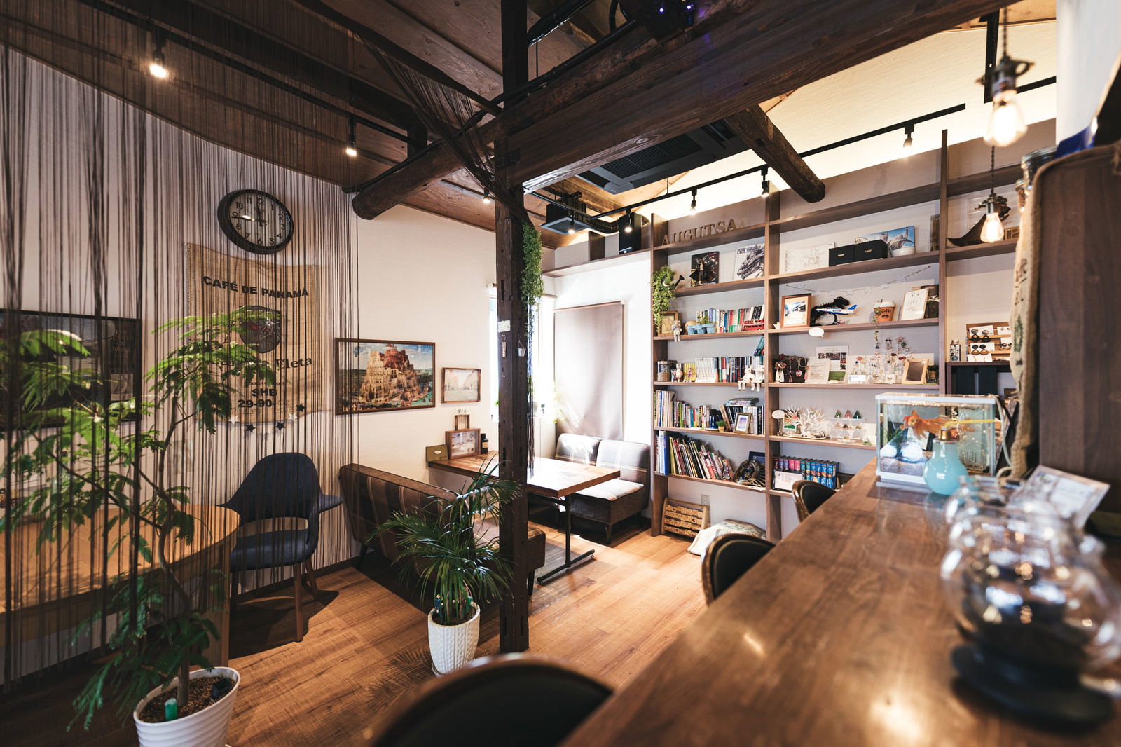 天井に配管が見えるインダストリアルなカフェの店内風景