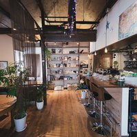 サーフカフェ風な広々とした店内のカフェ空間の写真