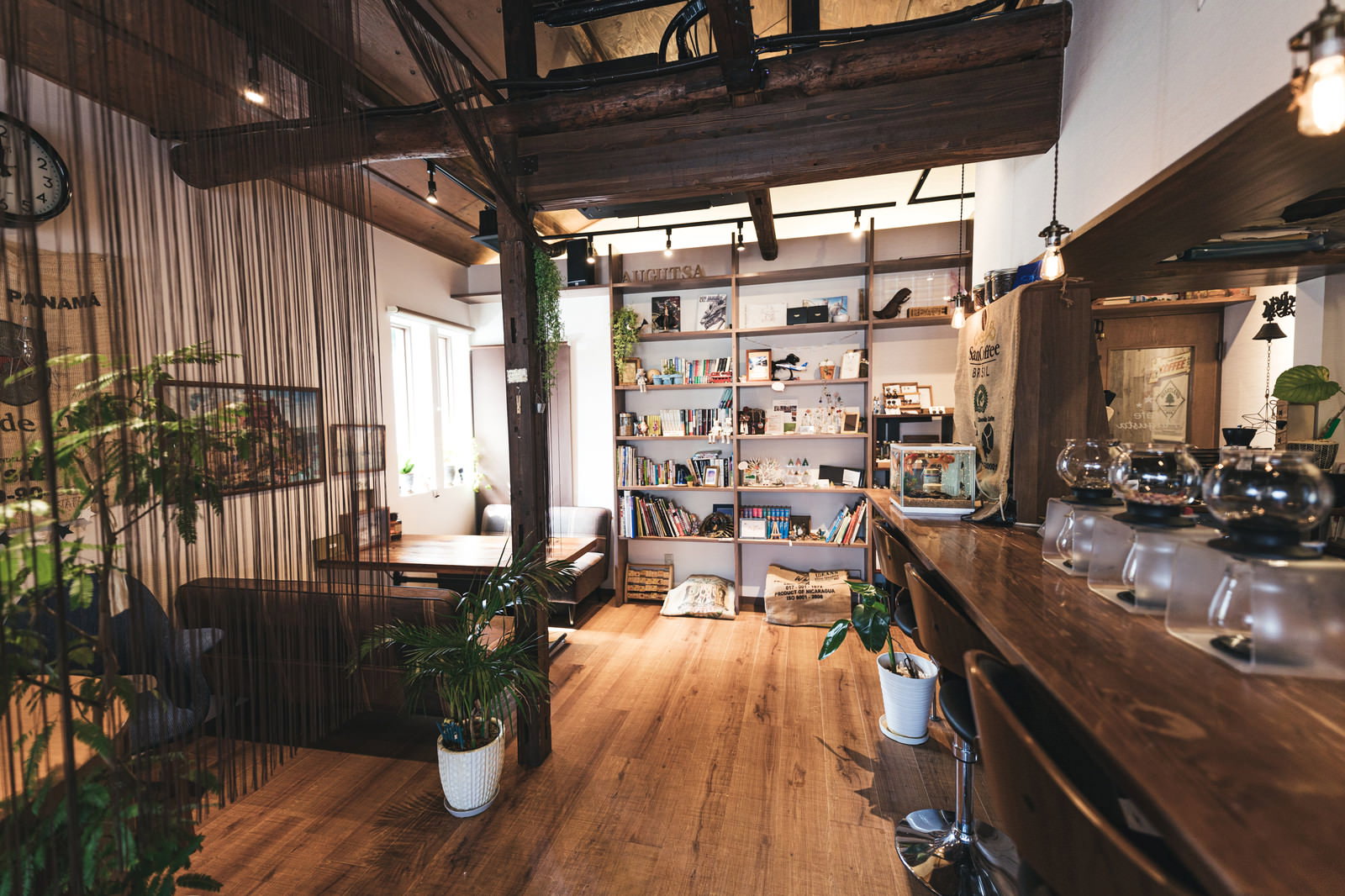 木の梁と本棚が並ぶカフェの店内