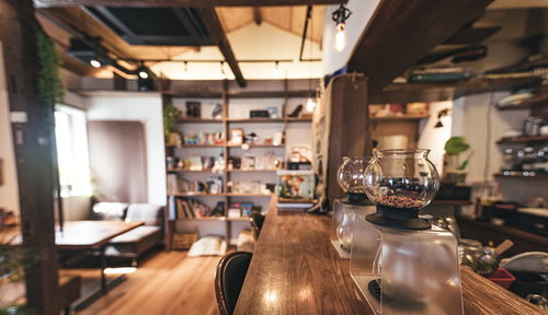 木製カウンターに並ぶティードリッパーのカフェ