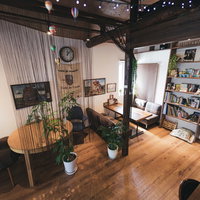 上から眺めるカフェ「オーガスタ」の店内の写真