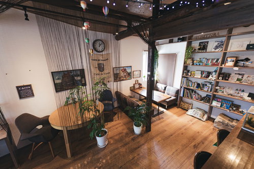 上から眺めるカフェ「オーガスタ」の店内