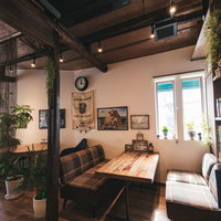 静かな穴場的カフェの木調インテリア・落ち着きのある店内空間の写真