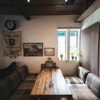 リラックスしたひと時を過ごせるカフェの店内の写真