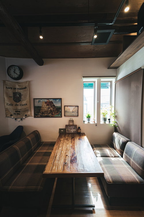 リラックスしたひと時を過ごせるカフェの店内