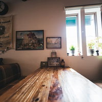 陽の光が差し込むカフェの木製テーブルの温かみのある空間の写真