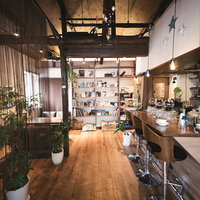 レンガ壁と木材を基調とした温かみのあるカフェ店内の写真