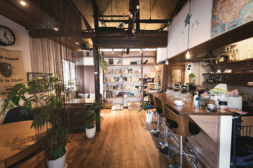 レンガ壁と木材を基調とした温かみのあるカフェ店内