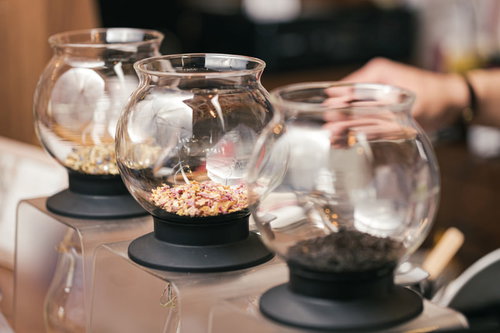 色々な種類のハーブティーを入れたティードリッパー