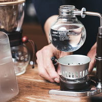 サイフォンでコーヒーを抽出する手元の作業風景の写真