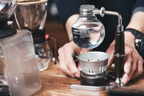サイフォンでコーヒーを抽出する手元の作業風景
