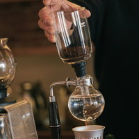 サイフォンで沸かしてコーヒーを淹れている手元の写真