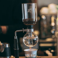 じっくり加熱しておいしいコーヒーを抽出中のサイフォンの写真