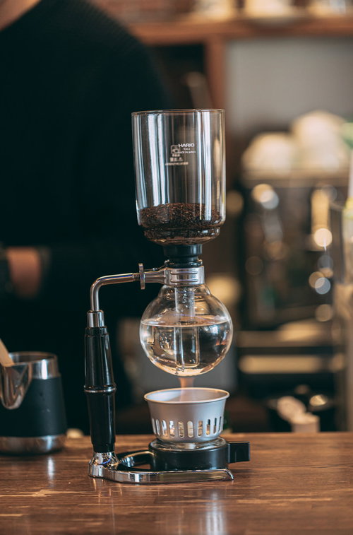 じっくり加熱しておいしいコーヒーを抽出中のサイフォン