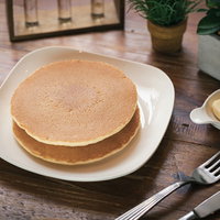 木製テーブルに置かれたパンケーキ食べたいの写真