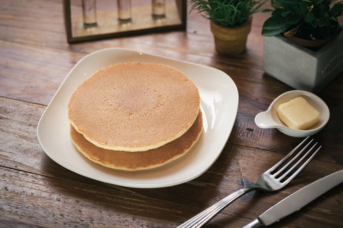 木製テーブルに置かれたパンケーキ食べたい