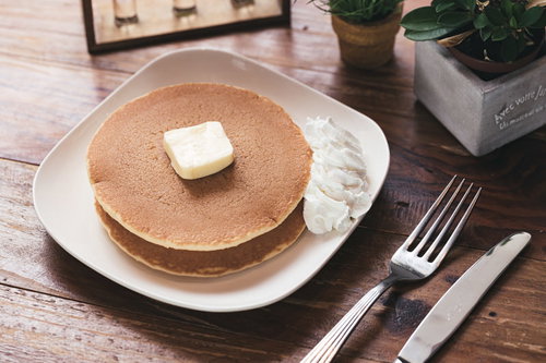 バターを乗せたオーソドックスなホットケーキ