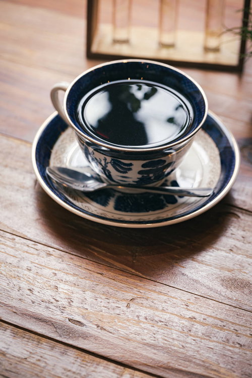 お洒落カフェのブラックコーヒーでほっと一息