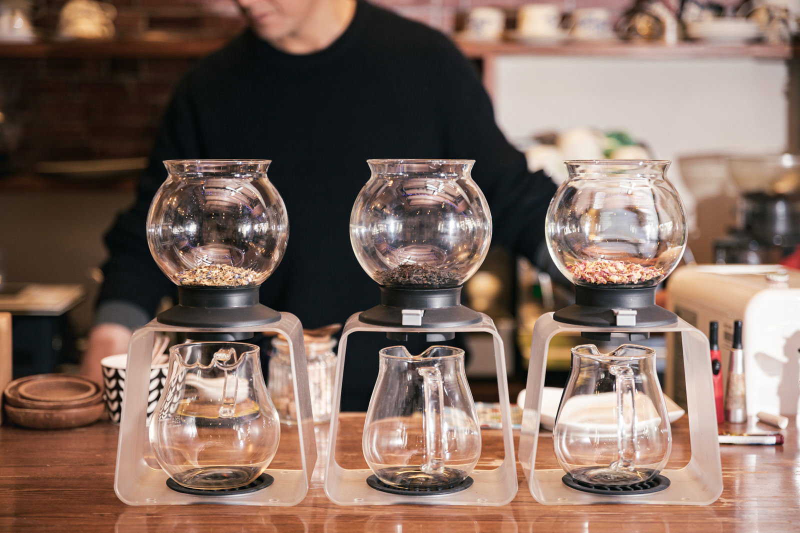 透明なガラス製ティードリッパーに入った三種類の茶葉とハーブティー
