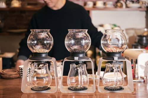 ティードリッパーに入れられた三種の紅茶とハーブティー