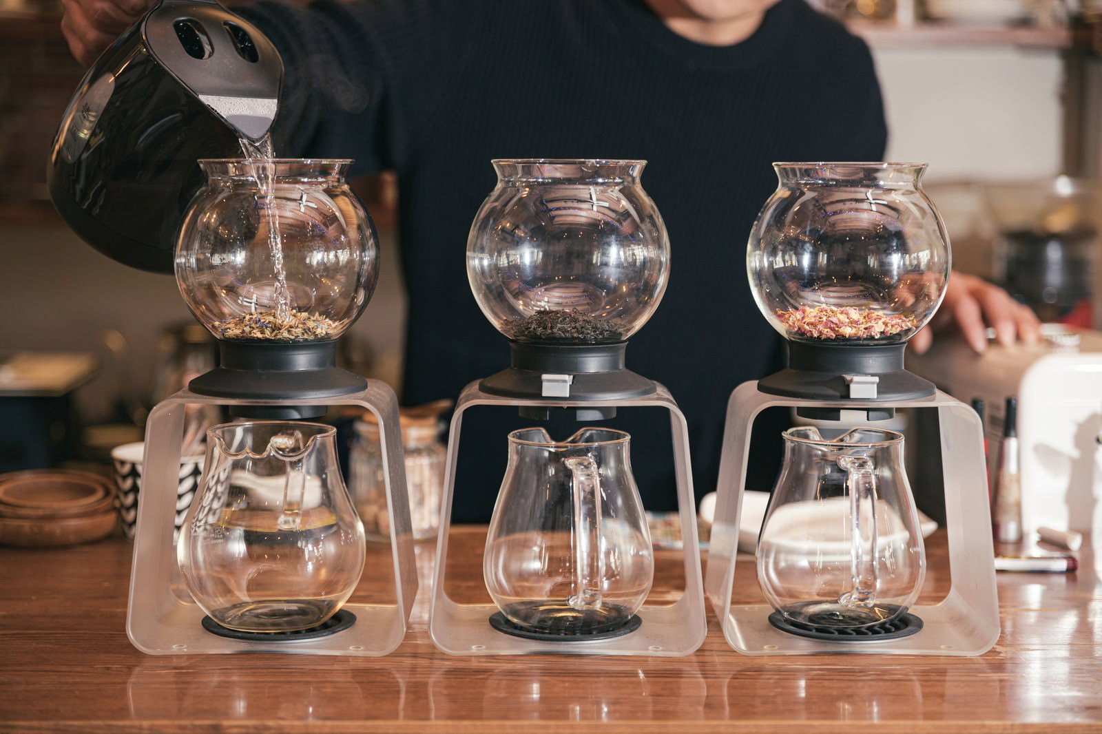 ガラス製のティードリッパーでお茶をドリップしている様子