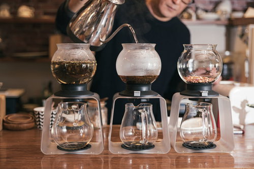 ティードリッパーに入ったアールグレイへお湯を注ぐ瞬間