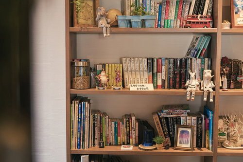 カフェの本棚とマスターおすすめ本