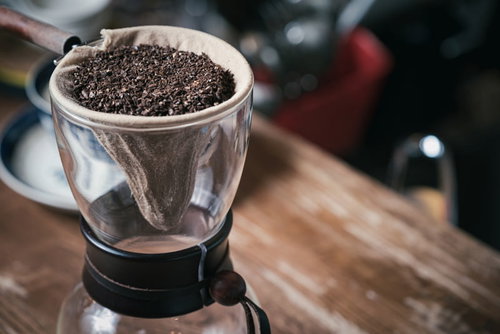 ぽとりぽとりと落ちるコーヒードリップの様子