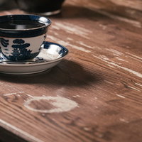 木製カウンター席に置かれたコーヒーカップの写真