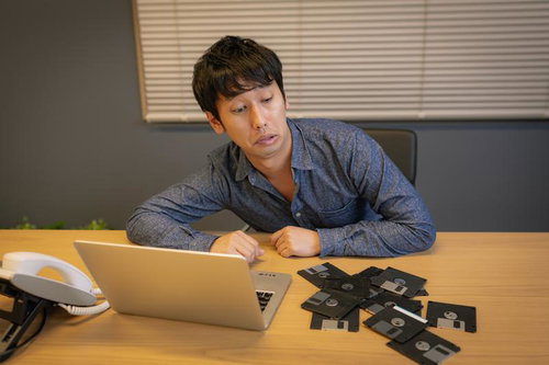 芝の中は立入禁止なので寝て入るカメコ