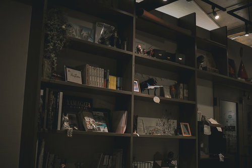 閉店時間の薄暗い本棚に並ぶ書籍の照明風景