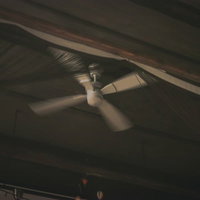 天井に取り付けられた回り続けるシーリングファンの写真