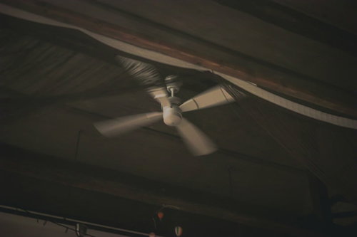 天井に取り付けられた回り続けるシーリングファン