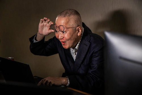 VRゴーグルを装着して時代をアピールする高齢者の男性