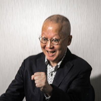 ハァー、ハァー、怪しい話をする坊主頭のおじさんの写真
