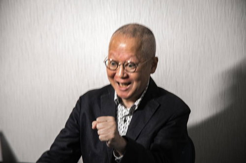 ハァー、ハァー、怪しい話をする坊主頭のおじさん