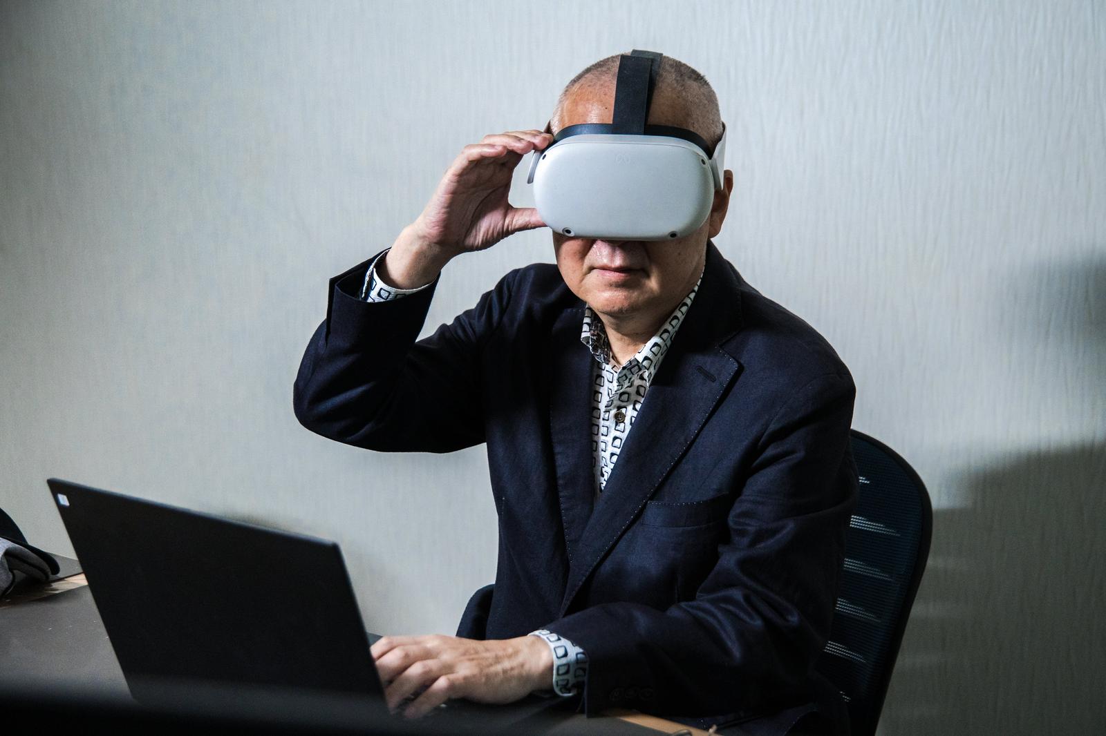 扉を開けて聞き込みに対応する眼鏡をかけた高齢の男性［モデル：渡辺カンジ］