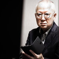 電柱に隠れて追跡する不審な男性の防犯警告の写真