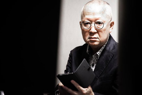 電柱に隠れて追跡する不審な男性の防犯警告